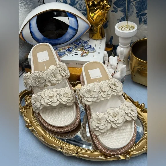 🆕 DOLCE VITA 🧿 NWOB Sherla White Raffia Floral Applique Slide Sandals, Sz 7